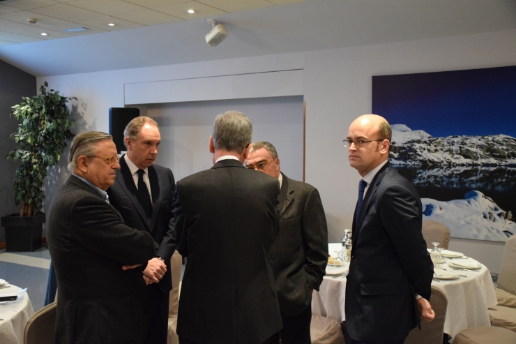 Francesc Mora i Josep Argemí conversen amb l'ambaixador espanyol a Andorra, Àngel Ros.